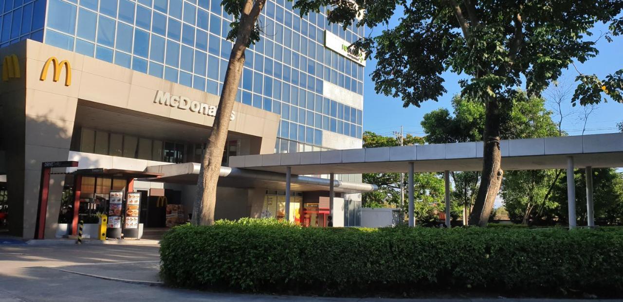 Mactan Newtown With Sun Set And Garden View Lejlighedshotel Cebu Eksteriør billede